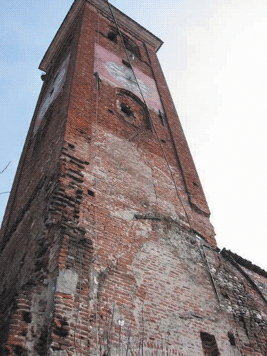 Torre campanaria (XV sec.) come si presentava prima dell'intervento di consolidamento statico e di restauro conservativo, realizzato dal Comune tra il 2002 e il 2004.